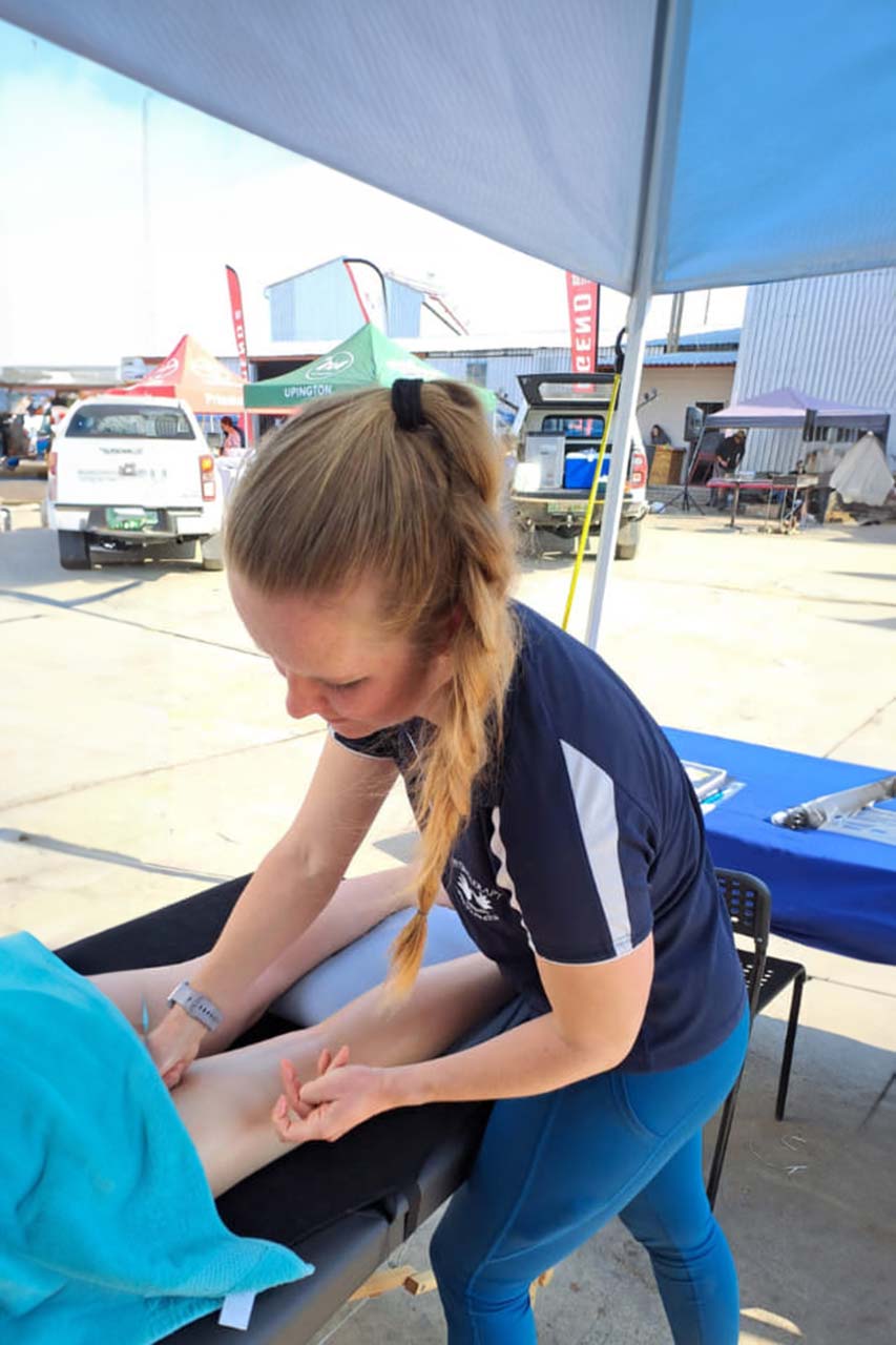 Meisie wat fisioterapie doen