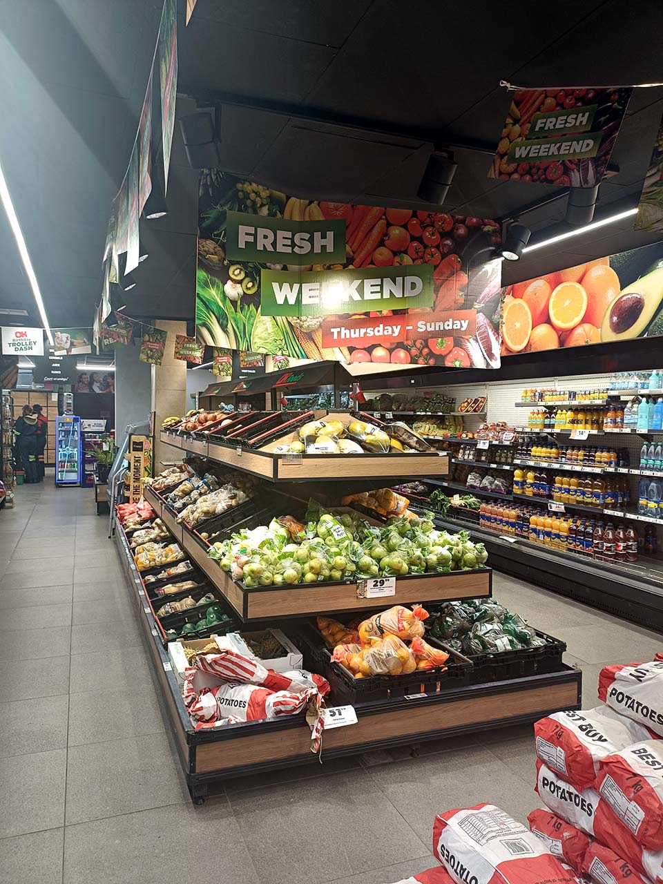 Vars groente en vrugterak in supermark