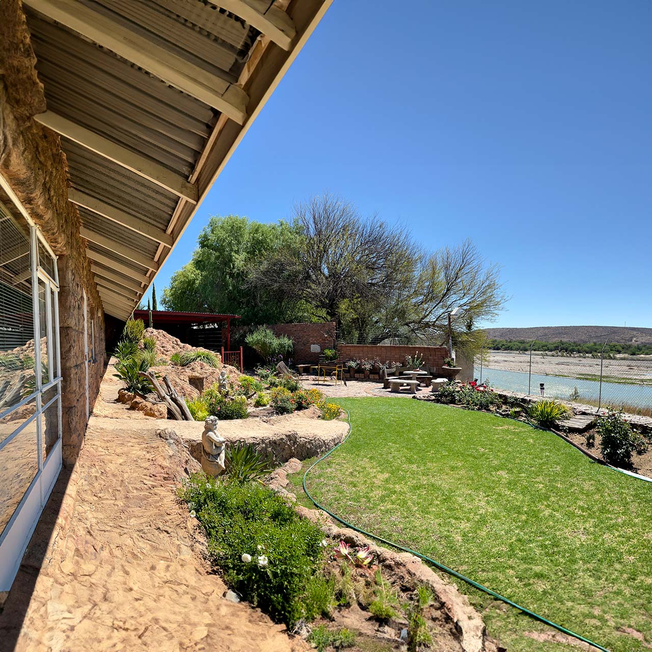 Gate verblyf wat uitkyk oor die Oranjerivier